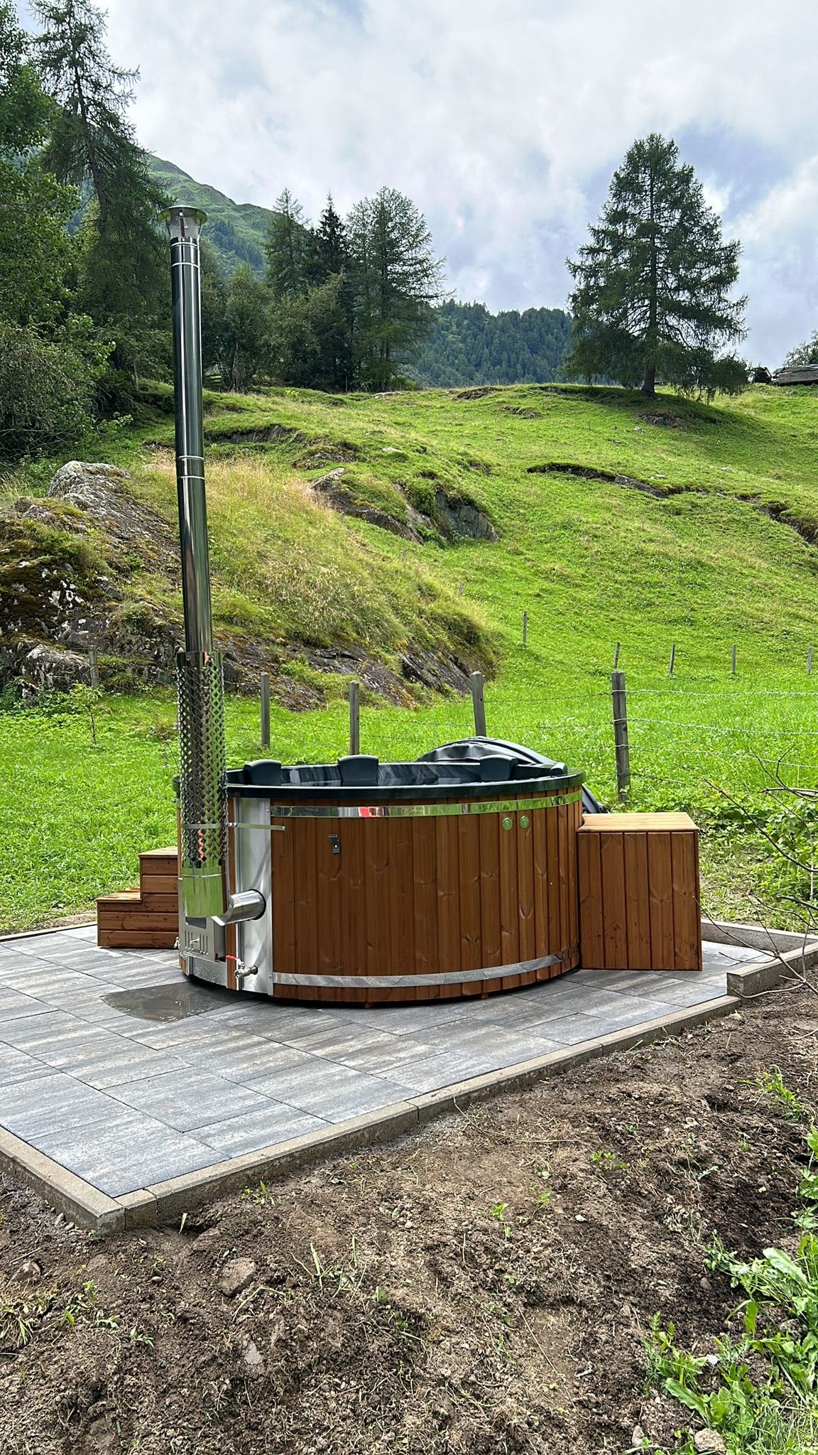 Gardenvity hot tub in green Austrian countryside – customer installation